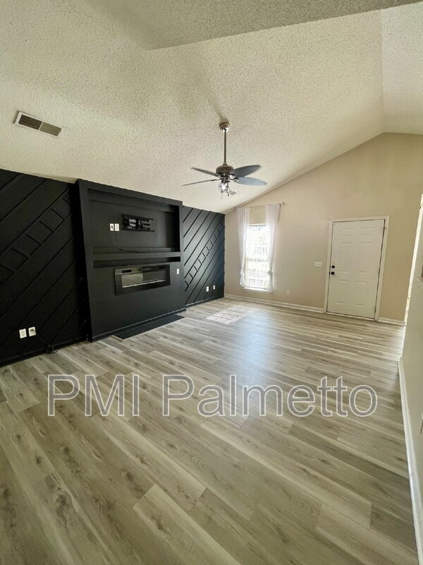 Foto del edificio - 221 Whixley Ln