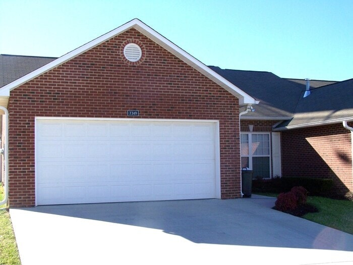 2 bed, 2 bath, 2 car garage ranch style townhouse in N. Knoxville - 2 bed, 2 bath, 2 car garage ranch style townhouse in N. Knoxville