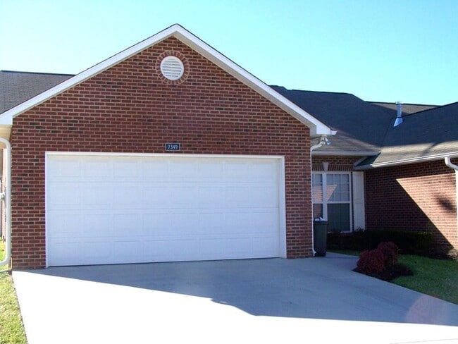 2 bed, 2 bath, 2 car garage ranch style townhouse in N. Knoxville - 2 bed, 2 bath, 2 car garage ranch style townhouse in N. Knoxville