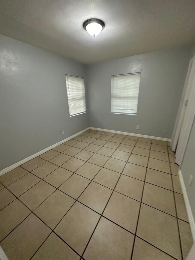 Foto del edificio - 1109-1111 W 20th St