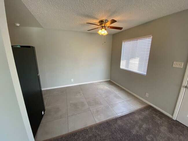 Foto del edificio - 3 bed/1.5 bath home located in the Henderson area.
