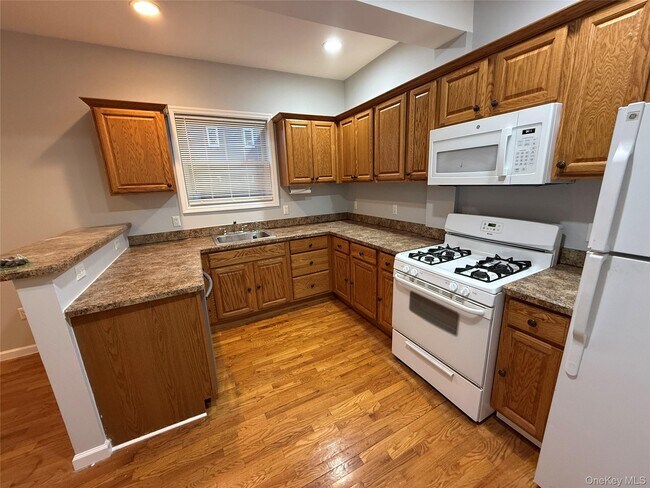 Building Photo - 10 Burnside Ave