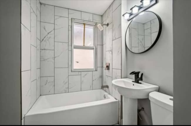 Foto del edificio - 1329 W 71st St