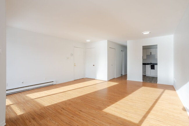 Building Photo - 25-35 Ch Du Richelieu