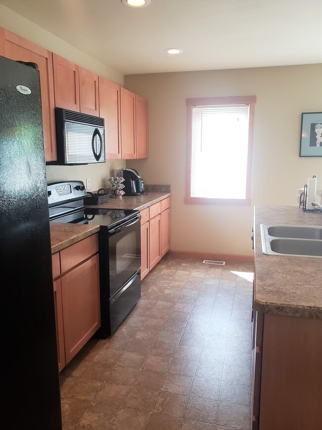 Building Photo - Fully Furnished 2 Bedroom Condo - All utilities, cable and internet provided!