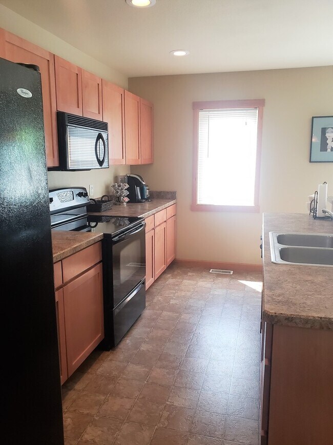 Foto del edificio - Fully Furnished 2 Bedroom Condo - All utilities, cable and internet provided!