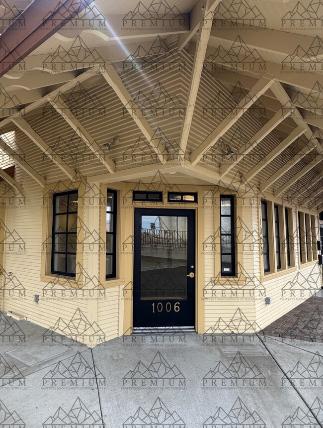 Building Photo - 1006 E 2nd St