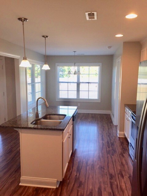 Building Photo - 4 Bedroom/ 2 Bath home with HUGE Fenced In...
