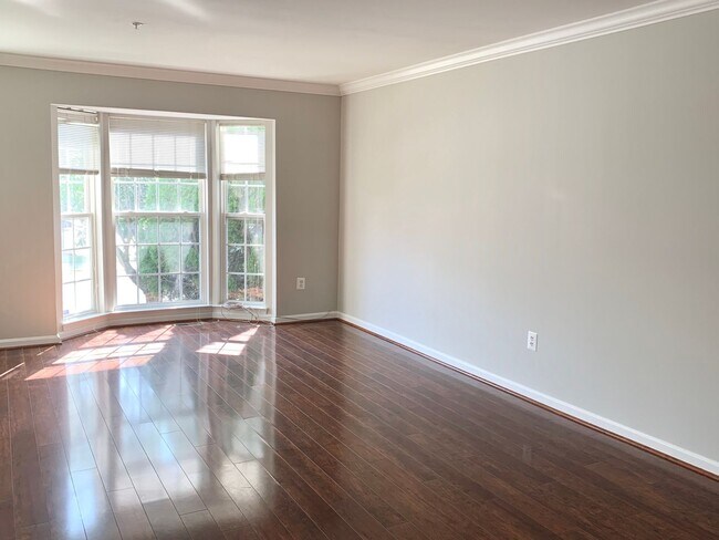Building Photo - Gorgeous 3bd 2.5bth updated townhouse in O...