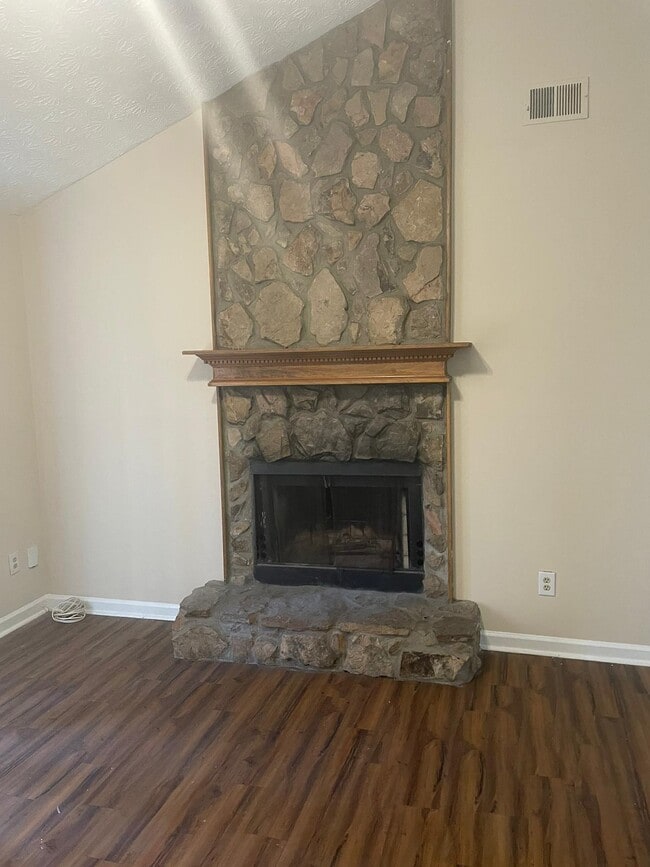 Building Photo - 8546 Pineland Dr