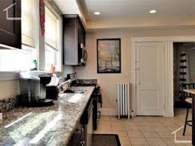 Foto del edificio - Parking Included, In-Unit Washer and Dryer...