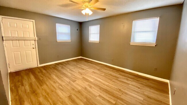 Foto del edificio - $0 First Month's Rent / $0 Deposit at Move-in