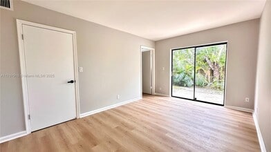 Building Photo - 1455 Holly Heights Dr