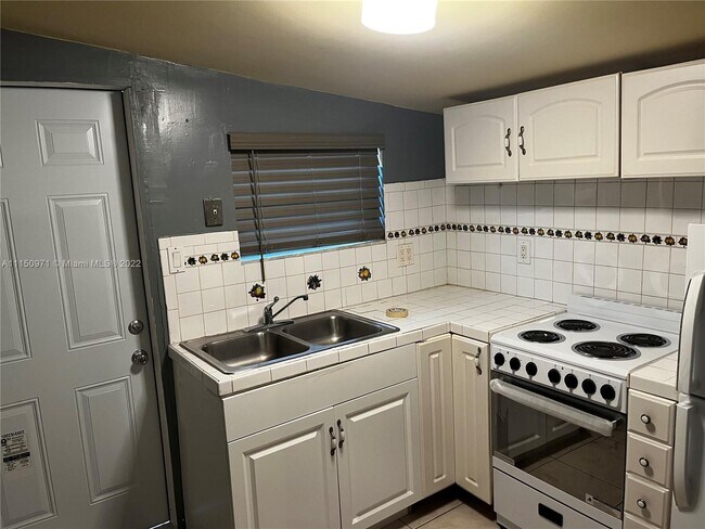 Building Photo - 7624 Miramar Pkwy