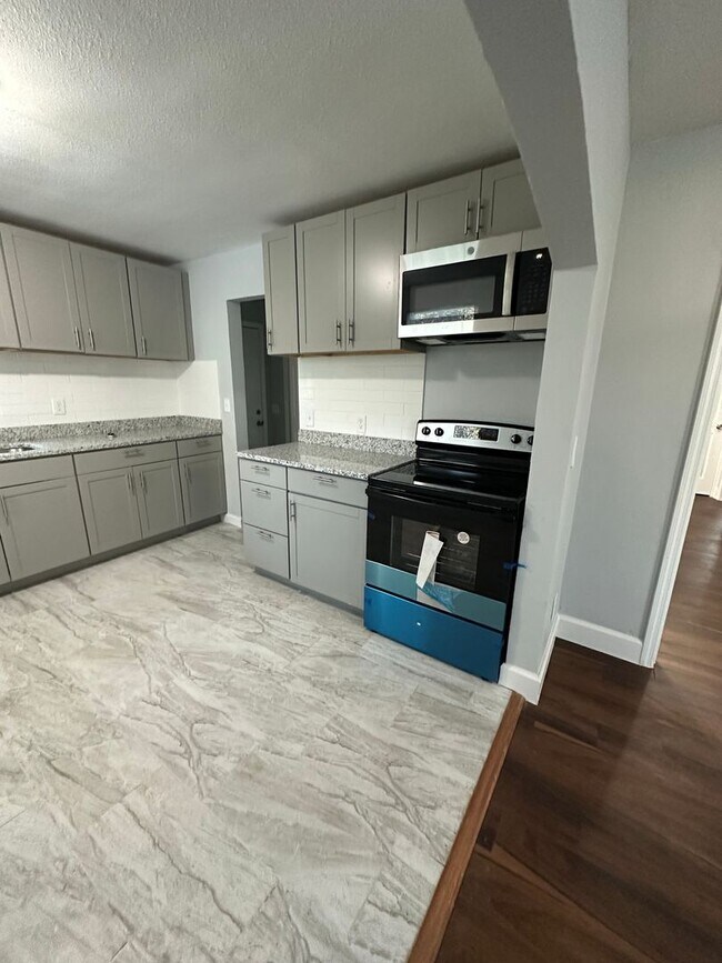 Building Photo - Renovated 3/2 Single Family home- Availabl...
