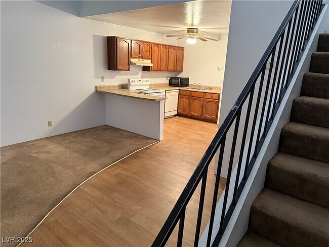 Foto del edificio - 5246 Golden Ln
