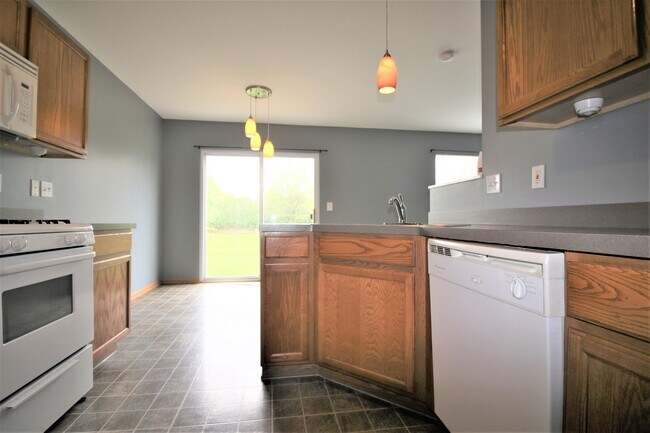 Building Photo - 1400 Hunters Ridge Dr