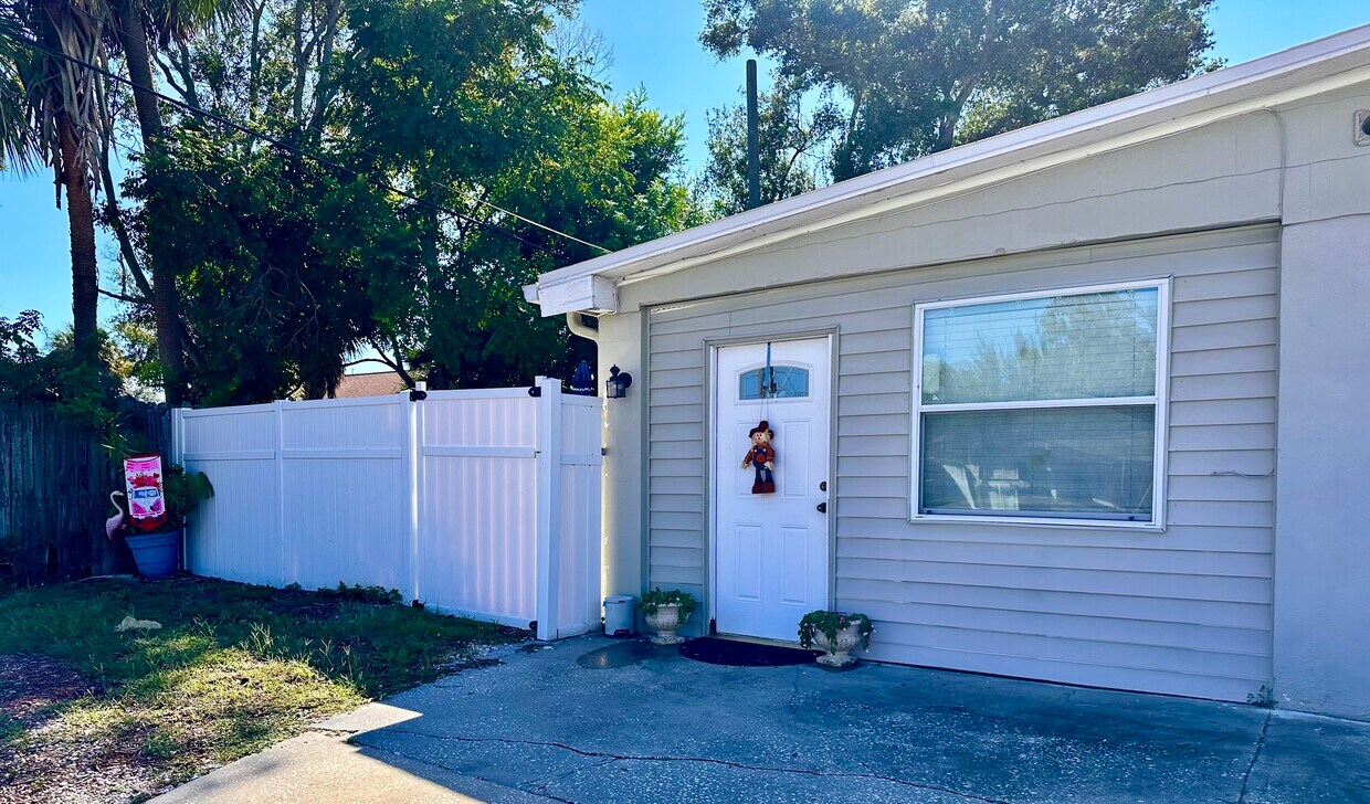 Entrance - 1479 Rogers St