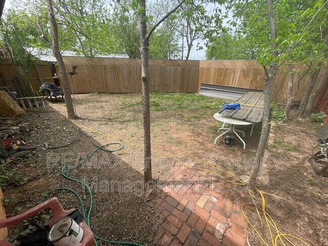 Foto del edificio - 2016 W Noble Ave