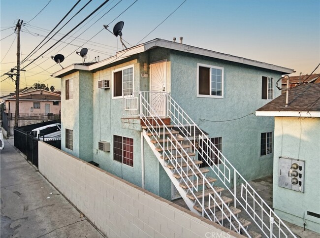 Top unit - 2538 Malabar St