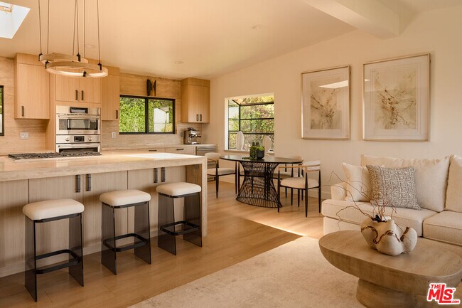 Foto del edificio - 7802 Torreyson Dr