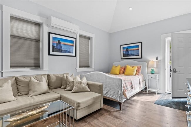 Building Photo - 137 W Main Rd