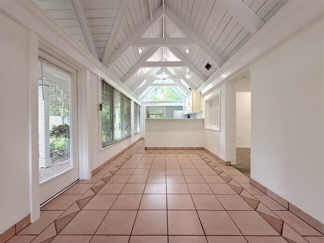 Foto del edificio - 2/2 Home in College Park with lots of char...