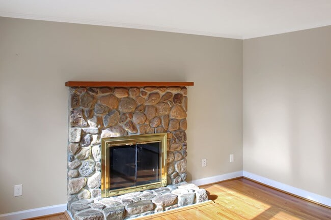 Building Photo - 4 Bedroom on 1 acre