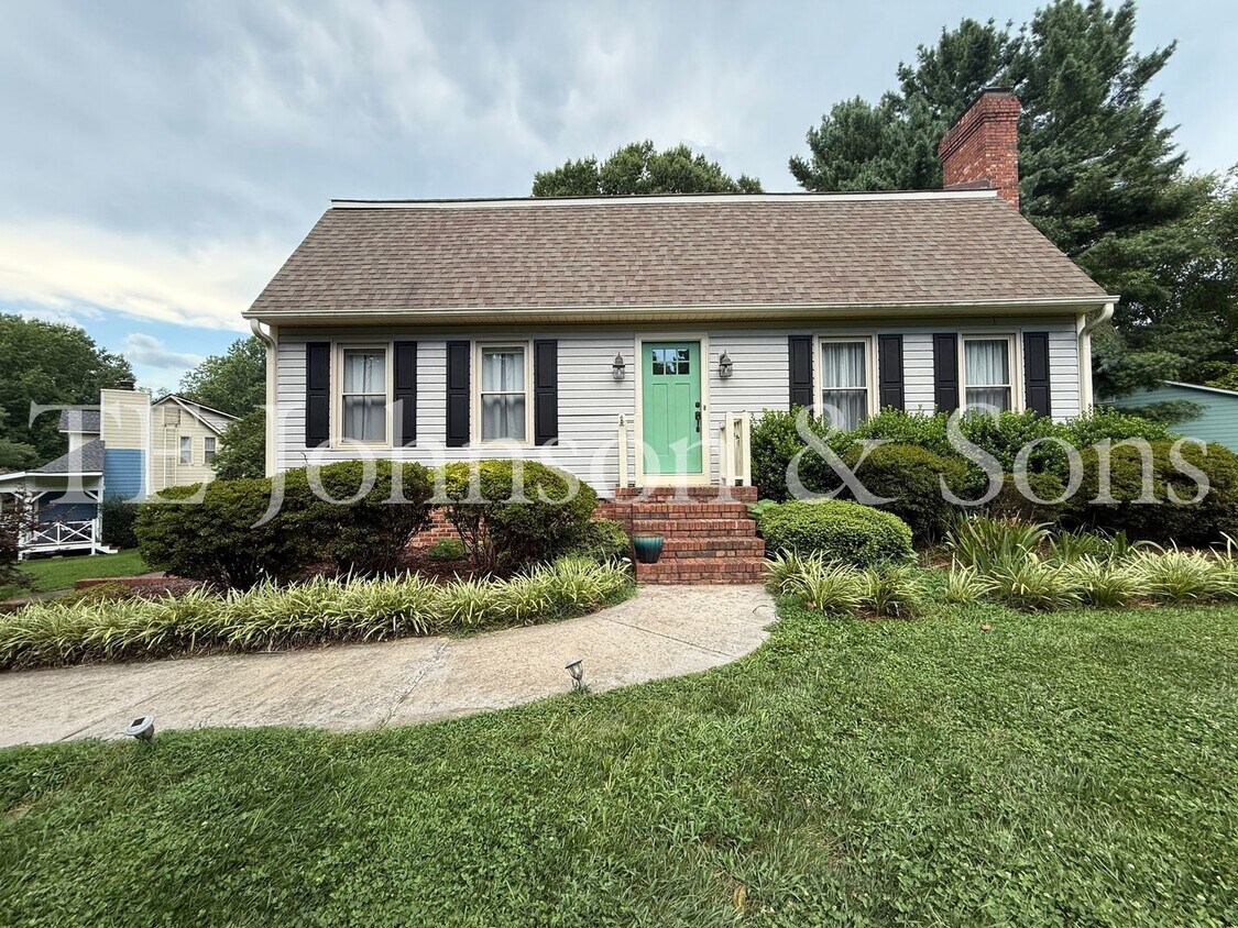 Primary Photo - Charming Dutch-Colonial Retreat in Clemmons