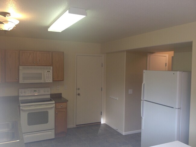 Building Photo - Well Kept 4BD/3BA in Wonderful D-49 Stetso...