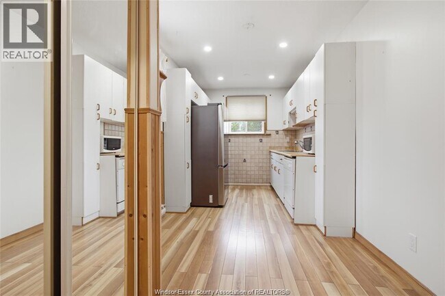 Photo du bâtiment - 1229 Arncliffe Pl