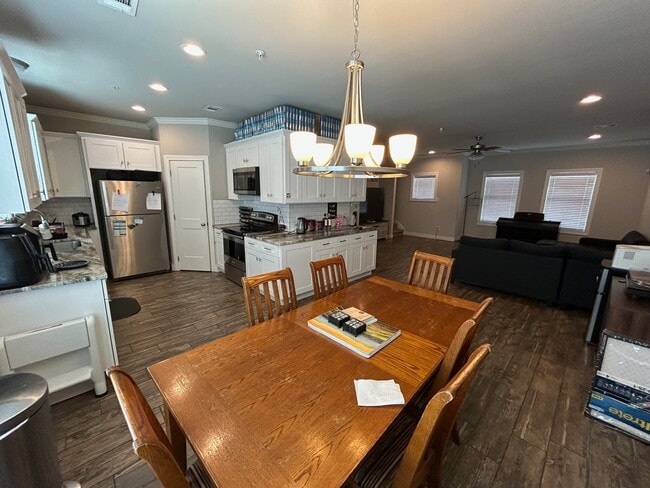 Building Photo - 632 Clay St