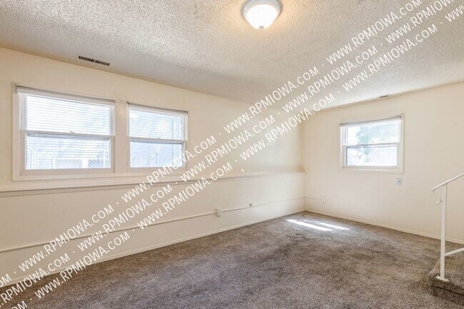 Building Photo - 2 Bedroom, 1 Bath duplex in Des Moines