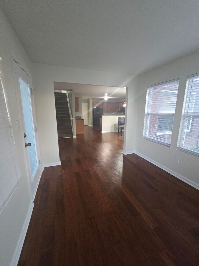 Foto del edificio - Eastside Four Bedroom Home located near So...