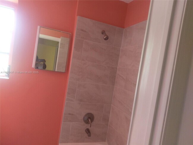 Foto del edificio - 520 NW 144th St