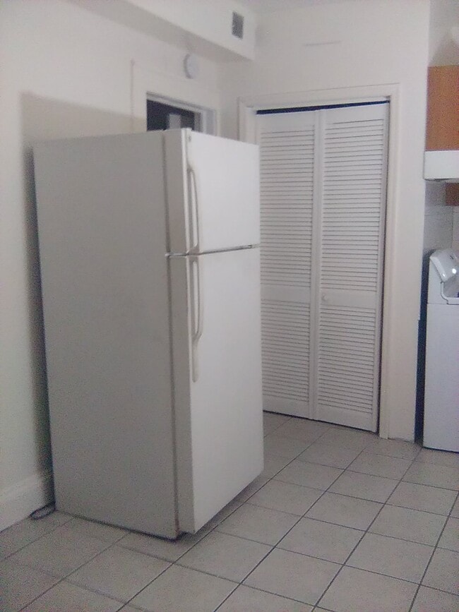 Building Photo - 89 Maple St