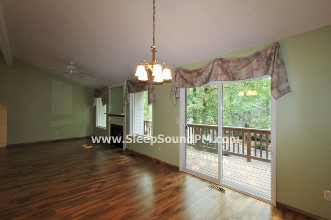 Building Photo - Lovely Townhouse with Sun Deck in Quail Park