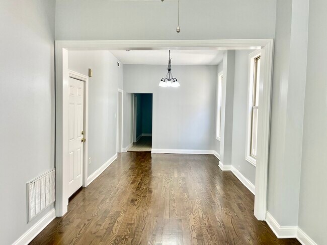 Building Photo - 3434 W Le Moyne St
