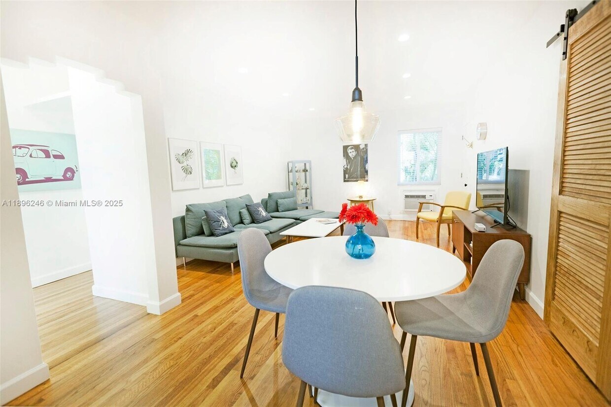Foto principal - 10072 E Bay Harbor Dr