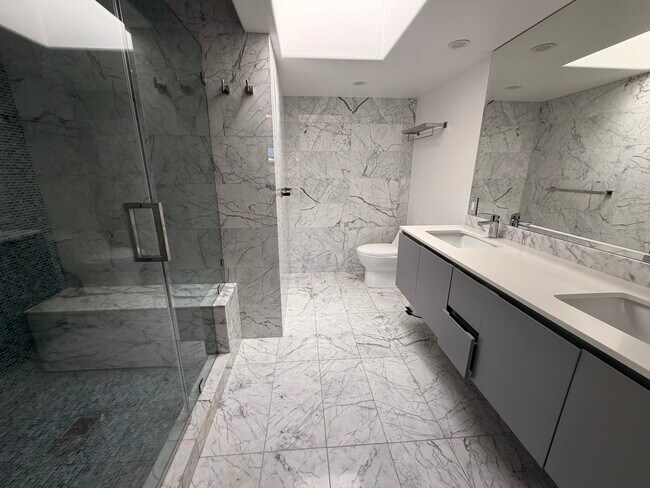 Baño principal - 1128 22nd St