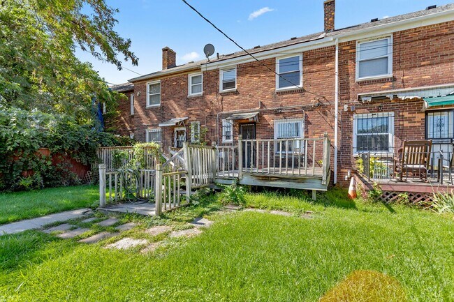 Foto del edificio - Beautiful updated townhome