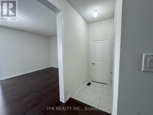 Photo du bâtiment - 48 Boathouse Rd