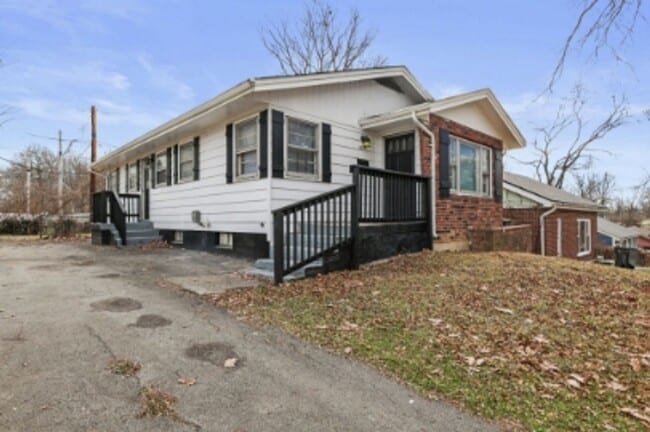 Building Photo - 4 Bed 13 Minutes From Downtown!