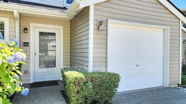 Foto del edificio - 10030 Holly Dr