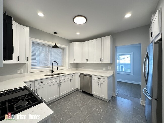 Building Photo - 5510 N Luna Ave