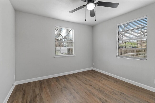 Dormitorio más grande con vistas al patio trasero. - 512-102 W Crawford St