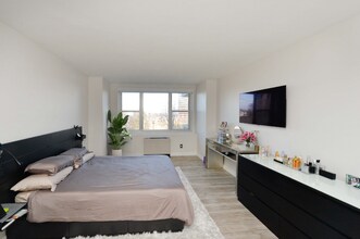 Building Photo - 2000 Linwood Ave