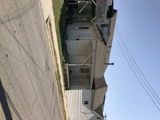 Building Photo - 661 S New Ave