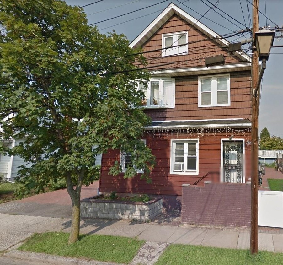 Primary Photo - 10 3rd Ave