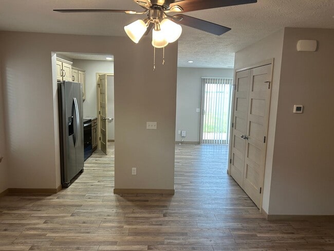 Building Photo - 9419 W Dolores Dr